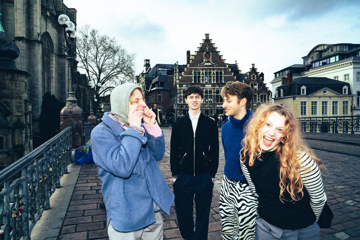 De bandleden van kleinpunk op een brug in Gent